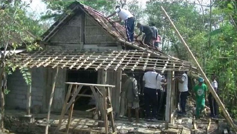 TNI dan Relawan Bantu Perbaiki Rumah yang Rusak Kena Puting Beliung