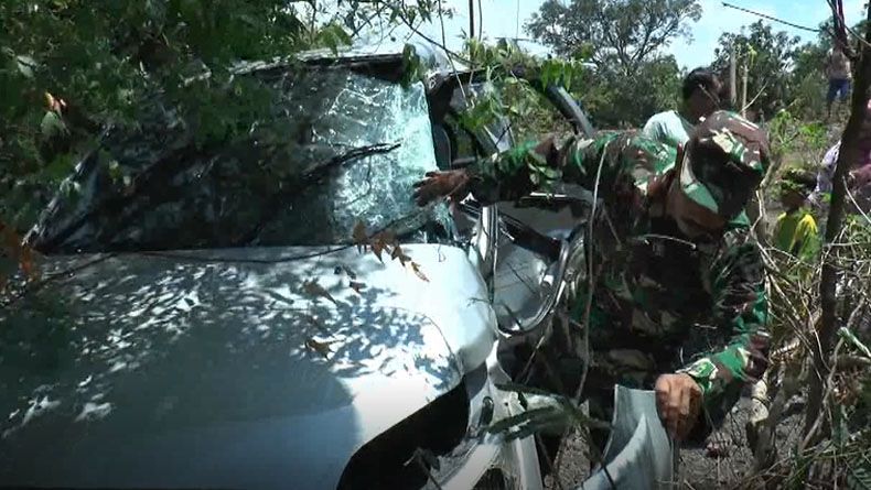 Mobil Mati Mesin, Suami-Istri Kritis Ditabrak KA BBM di Pasuruan