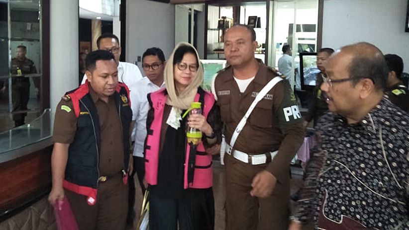 Karen Agustiawan Pakai Rompi Tahanan Kejaksaan Agung - Bagian 1