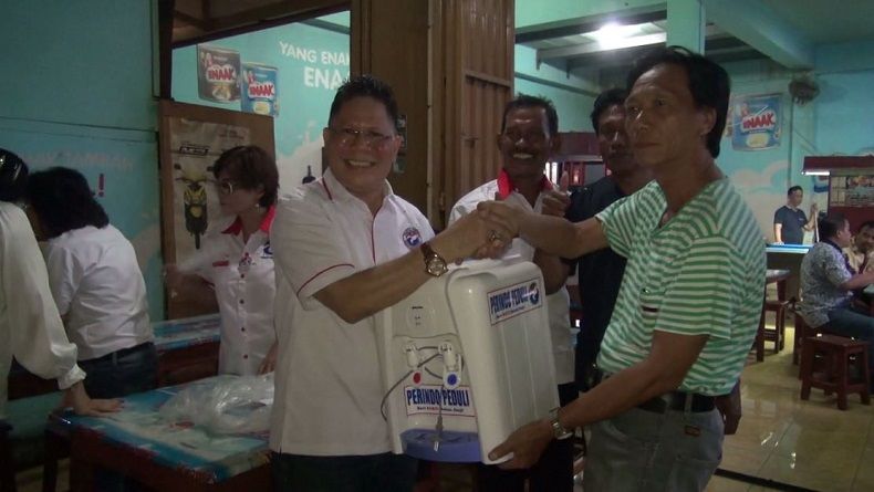 Gerkindo Kembali Bagikan Dispenser ke Warung Makan di Manado