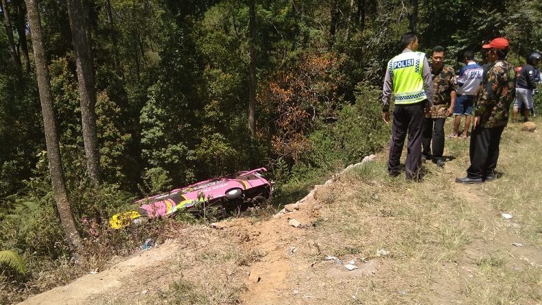 title Bus Rombongan SMK PGRI Karanganyar Masuk Jurang, 1 Tewas, Puluhan Luka Bus Rombongan SMK PGRI Karanganyar Masuk Jurang, 1 Tewas, Puluhan Luka