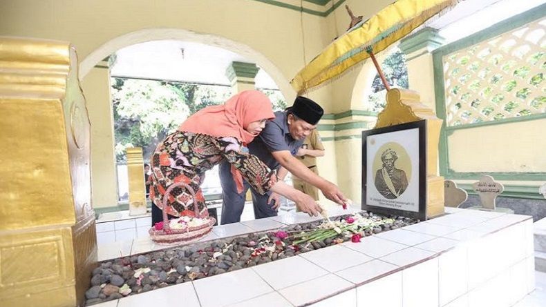 Sambut Hari Jadi Kota Bandung ke-208, Oded dan Yana Ziarah Makam