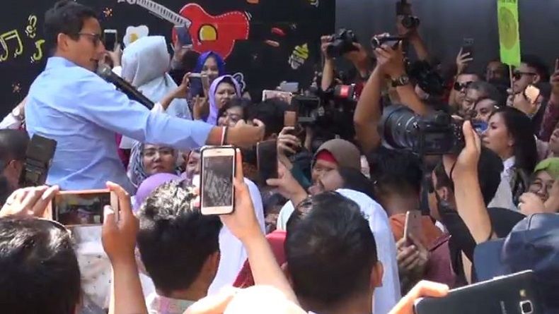 Saat Kampanye, Sandiaga Bagi Tips Foto Selfie ke Emak-emak di Surabaya