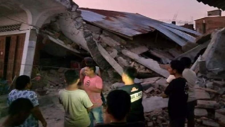 Diguncang Gempa 7,7 SR, Warga Mamuju Mengungsi ke Tempat Tinggi