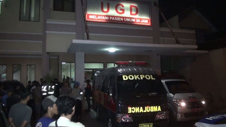title Kapolres Tulungagung Kecelakaan di Tol Sumo, 2 Tewas dan 2 Kritis Kapolres Tulungagung Kecelakaan di Tol Sumo, 2 Tewas dan 2 Kritis