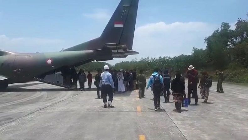 title Warga Kepung Bandara Palu, 4 Pesawat TNI Tertahan di Lanud Balikpapan Warga Kepung Bandara Palu, 4 Pesawat TNI Tertahan di Lanud Balikpapan