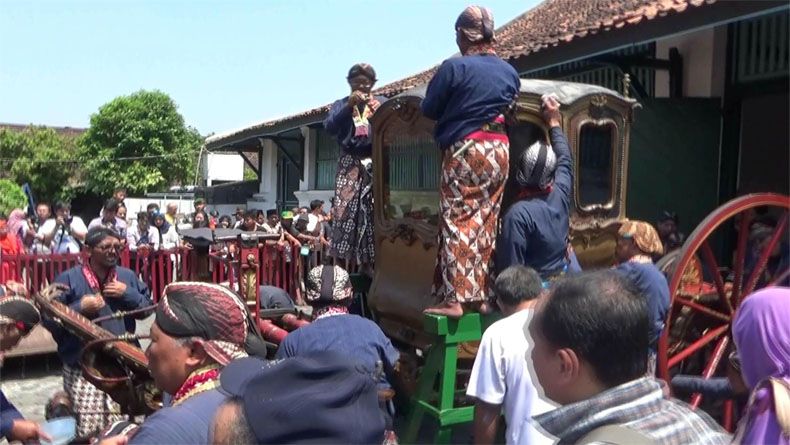 Dipercaya Bawa Berkah, Ratusan Warga Berebut Air Sisa Jamasan Kereta