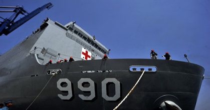 KRI dr Soeharso 990 Angkut 93 Tim Kesehatan Menuju Palu dan Donggala