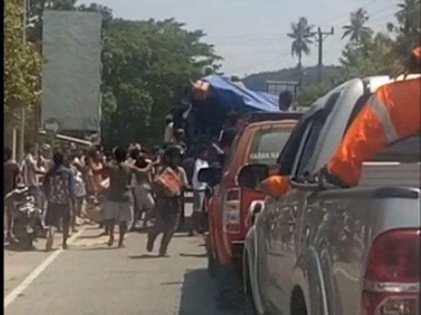 Dikawal Petugas, Warga Tetap Jarah Mobil Bantuan Korban Gempa Palu