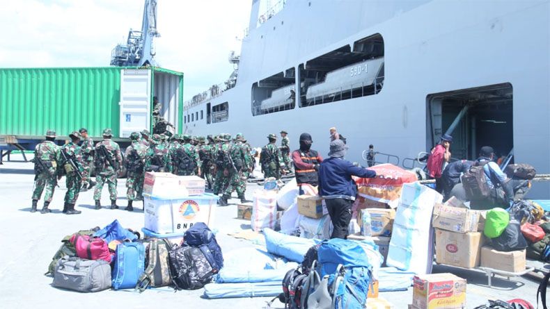 title 1.273 Personel TNI dan Polri Tiba di Palu Bantu Evakuasi Korban Gempa 1.273 Personel TNI dan Polri Tiba di Palu Bantu Evakuasi Korban Gempa
