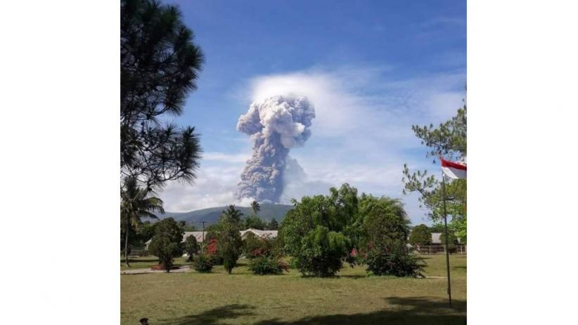 Gunung Soputan di Minahasa Tenggara Meletus