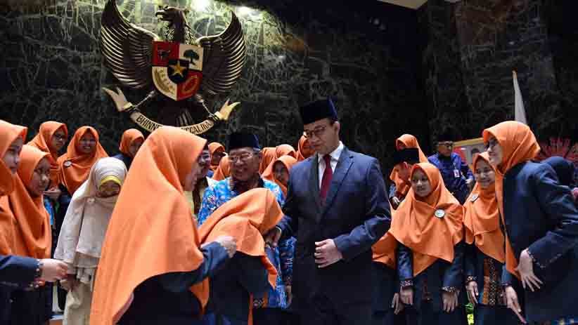 Gubernur Anies Lepas Kafilah Provinsi DKI Jakarta untuk Ikut MTQ Tingkat Nasional - Bagian 5
