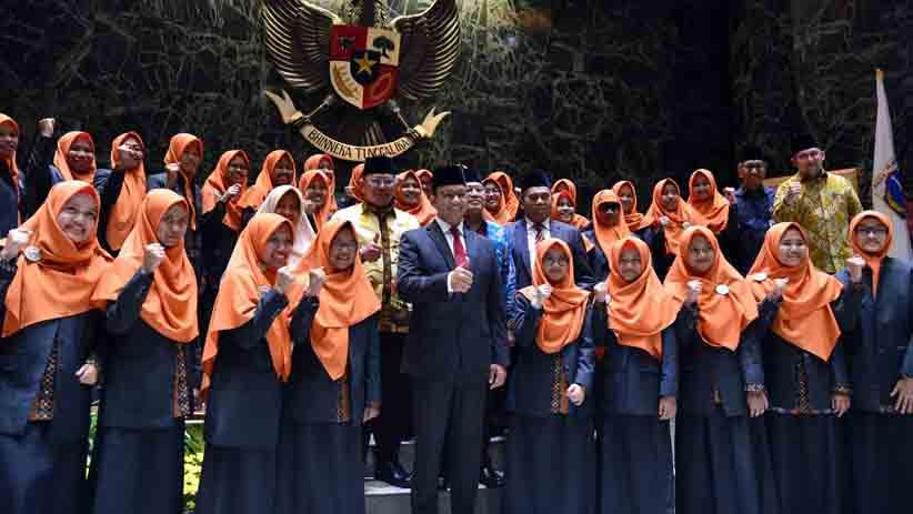 Gubernur Anies Lepas Kafilah Provinsi DKI Jakarta untuk Ikut MTQ Tingkat Nasional - Bagian 4