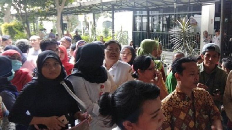 title Tak Digaji 4 Bulan, Ratusan Tenaga Honorer RSUD Pirngadi Mogok Kerja Tak Digaji 4 Bulan, Ratusan Tenaga Honorer RSUD Pirngadi Mogok Kerja