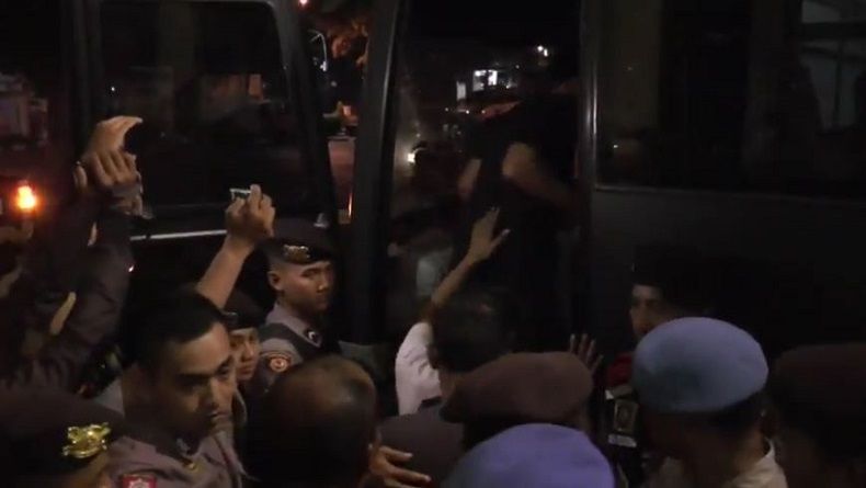 title Pasca-OTT KPK, Wali Kota Pasuruan dan 3 Pejabat Dibawa ke Jakarta Pasca-OTT KPK, Wali Kota Pasuruan dan 3 Pejabat Dibawa ke Jakarta