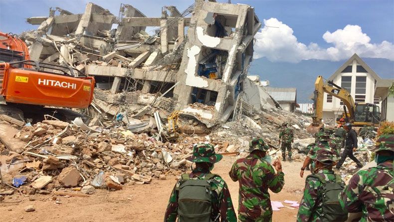 Hari Ketujuh Gempa Palu, TNI Evakuasi 19 Jenazah di Hotel Roa Roa