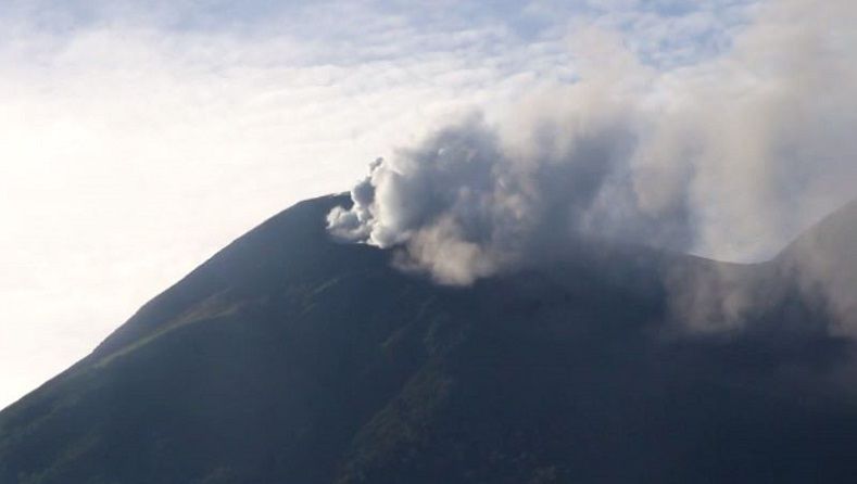 Abu Vulkanik Masih Keluar dari Gunung Gamalama, 3 Kelurahan Terdampak