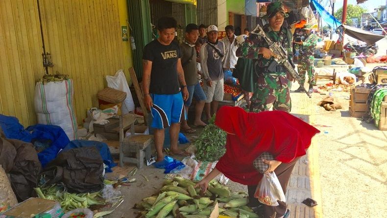 title Pascagempa dan Tsunami, 150 Personel TNI Amankan Pasar Inpres Palu Pascagempa dan Tsunami, 150 Personel TNI Amankan Pasar Inpres Palu