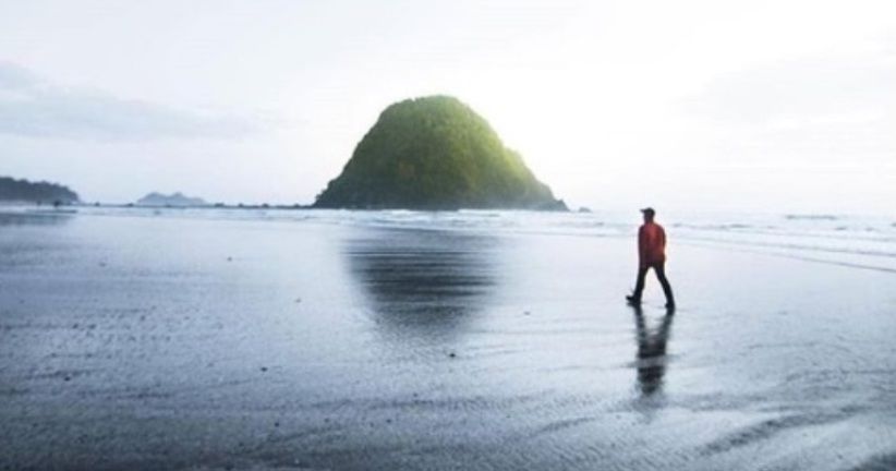 title Pesona Wisata Pantai Pulau Merah, Surganya Lautan di Jatim Pesona Wisata Pantai Pulau Merah, Surganya Lautan di Jatim