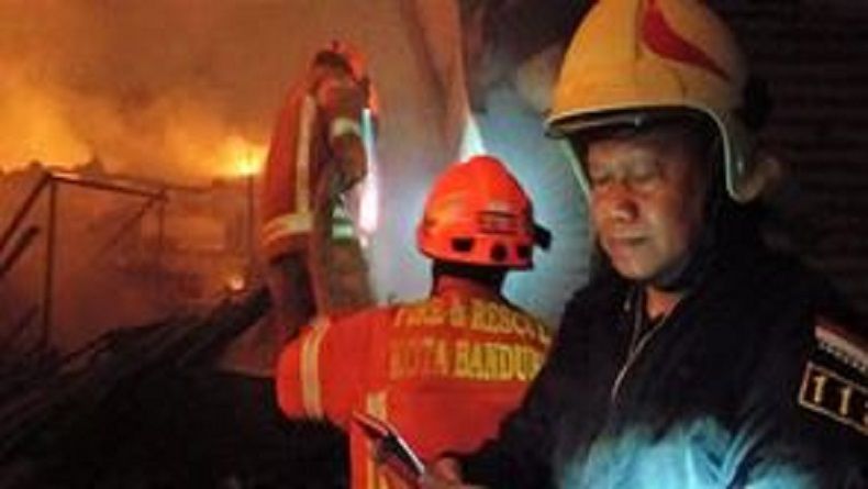 title Pasar Sederhana Bandung Terbakar, 300 Kios Ludes Dilalap Si Jago Merah Pasar Sederhana Bandung Terbakar, 300 Kios Ludes Dilalap Si Jago Merah