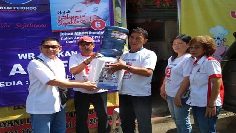 Gerkindo Bagi-Bagi Dispenser dan Galon ke Pedagang Kecil di Semarang