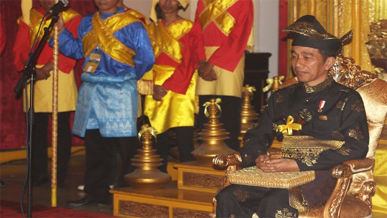 Tiba di Sumut, Jokowi Langsung Dianugerahi Gelar Kesultanan Deli