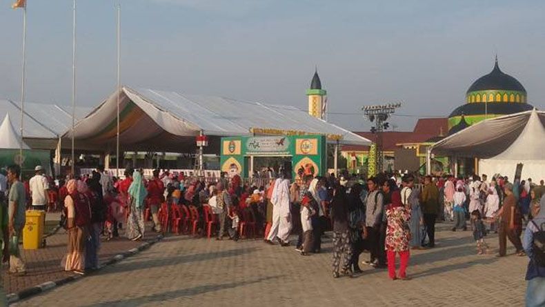 Ribuan Warga Antusias Tunggu Jokowi Buka MTQ Nasional di Medan