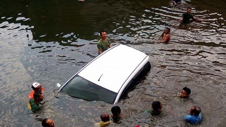 Salah Injak Rem, Honda Jazz Terjun Bebas ke Sungai di Banyumas