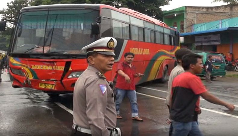 Rem Blong, Bus Medan Jaya Tabrak 5 Mobil di Tebingtinggi ...