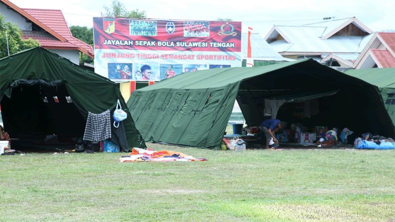 title Pengungsi Korban Gempa Palu di Bandara Mutiara Sis Al-Jufri Direlokasi Pengungsi Korban Gempa Palu di Bandara Mutiara Sis Al-Jufri Direlokasi
