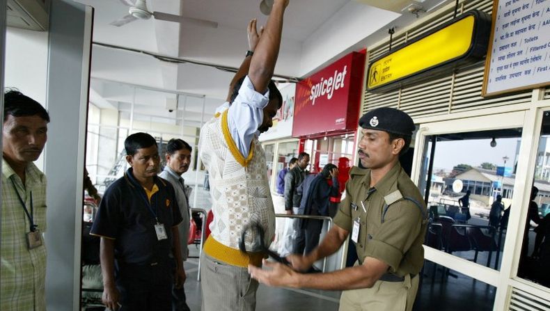 Polisi Bandara Di India Dilarang Banyak Senyum Ini Sebabnya