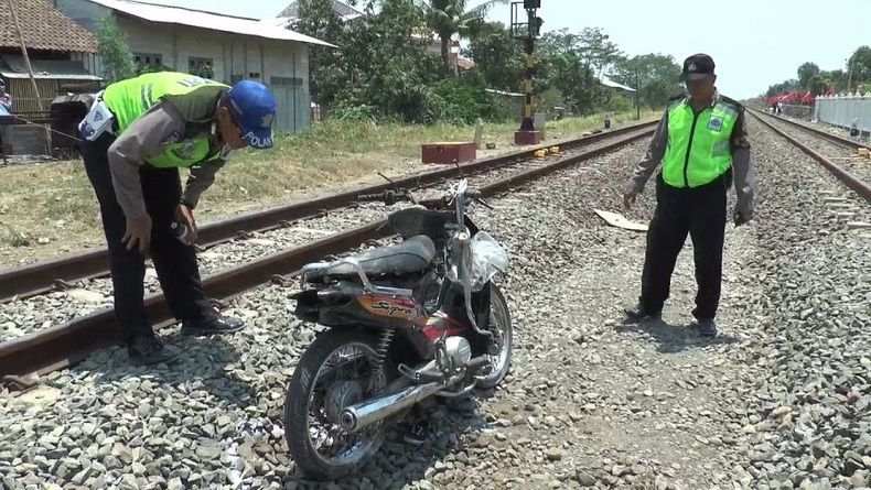 title Nekat Terobos Palang Pintu, Pengendara Motor Tewas Ditabrak Kereta Api Nekat Terobos Palang Pintu, Pengendara Motor Tewas Ditabrak Kereta Api