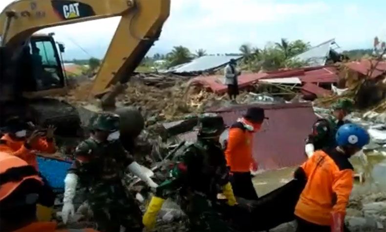 title Satgas Kostrad Kembali Evakuasi 5 Jenazah Korban Gempa di Petobo Satgas Kostrad Kembali Evakuasi 5 Jenazah Korban Gempa di Petobo