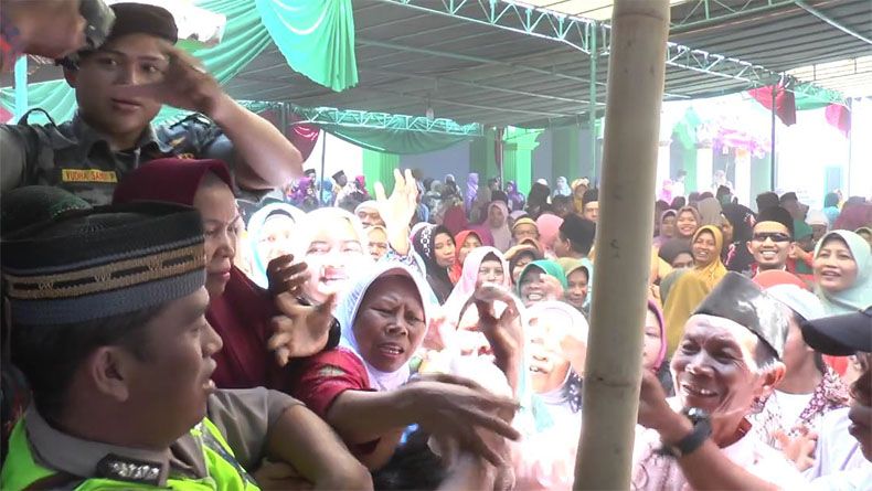 title Warga Kendal Antre Berjam-jam Demi Sebungkus Nasi Suro Sunan Benowo Warga Kendal Antre Berjam-jam Demi Sebungkus Nasi Suro Sunan Benowo