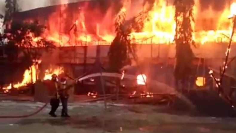 Stadion Surajaya Lamongan Terbakar, Api Berkobar di Tribun