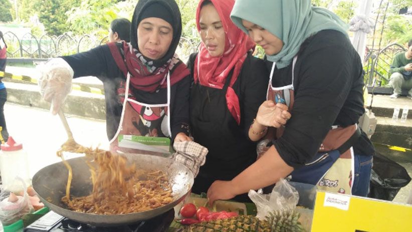 Lomba Memasak Mie Tiauw Curi Perhatian di FPL Pontianak