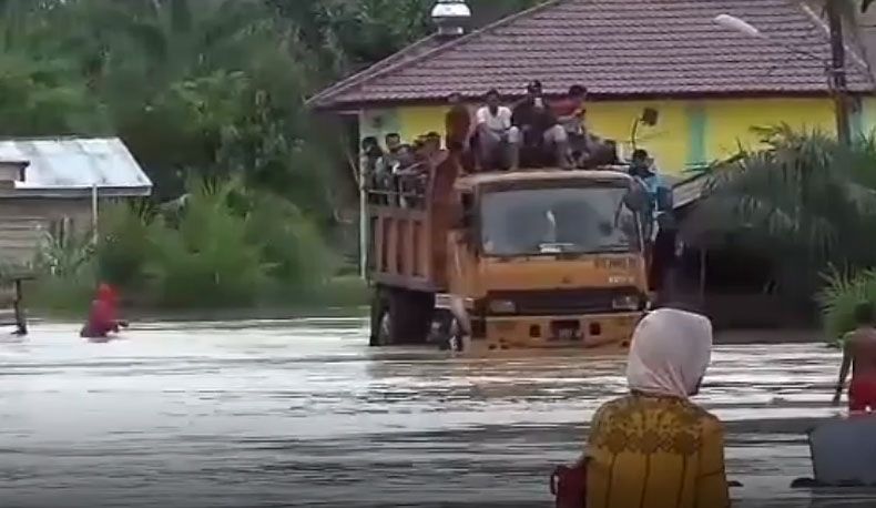 Banjir Terus Meluas, Ratusan Warga Aceh Singkil Dievakuasi dengan Truk