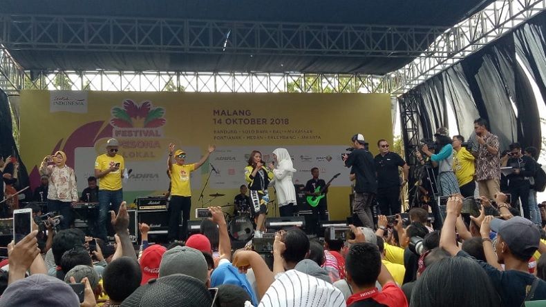 Heboh, Khofifah Duet Bareng Siti Badriah di Panggung FPL Malang