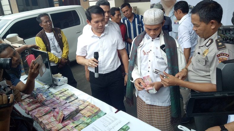 Polda Jatim Ringkus Dukun Pengganda Uang Bergaya Kanjeng Dimas