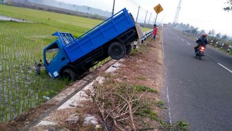 Tabrakan Truk di Kulonprogo, 1 Nyungsep Sawah dan Satunya Masuk Sungai