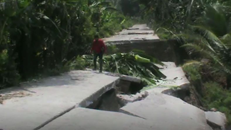 Jalan Amblas Tergerus Longsor, 5 Desa di Muara Enim Terisolasi