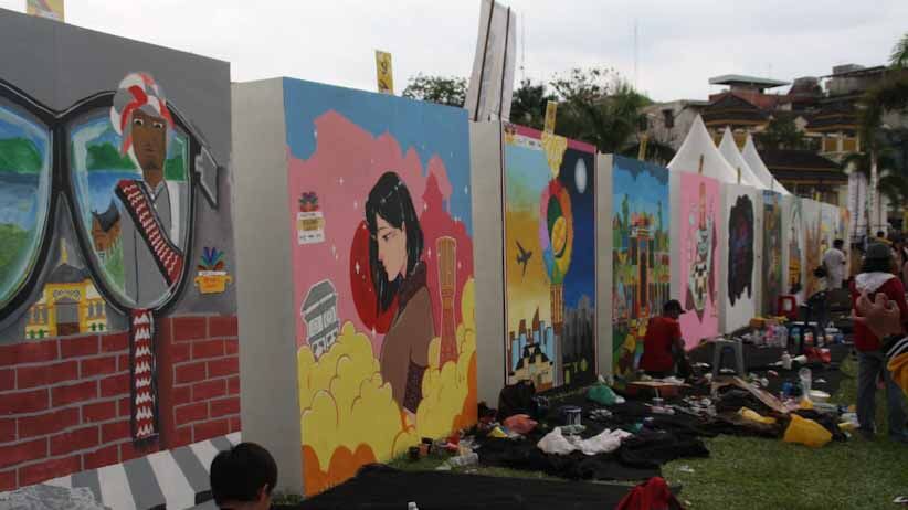 Puluhan Seniman Medan Adu Kreativitas di Lomba Mural Festival Pesona Lokal Puluhan Seniman Medan Adu Kreativitas di Lomba Mural Festival Pesona Lokal