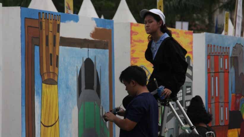 Puluhan Seniman Medan Adu Kreativitas di Lomba Mural Festival Pesona Lokal Puluhan Seniman Medan Adu Kreativitas di Lomba Mural Festival Pesona Lokal