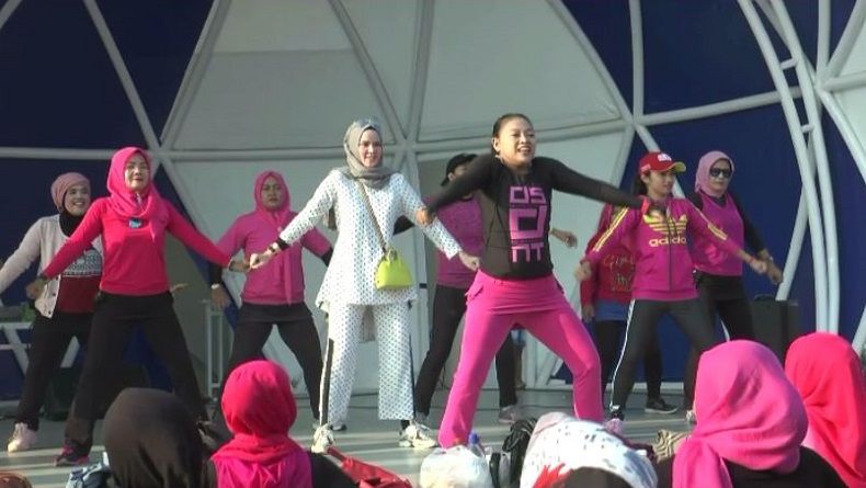 Caleg Perindo Angel Lelga Senam Bersama Ratusan Ibu-Ibu di Karawang