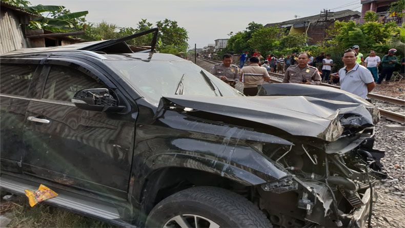 KA Sri Tanjung Hantam Mitsubishi Pajero di Surabaya, 1 Keluarga Tewas