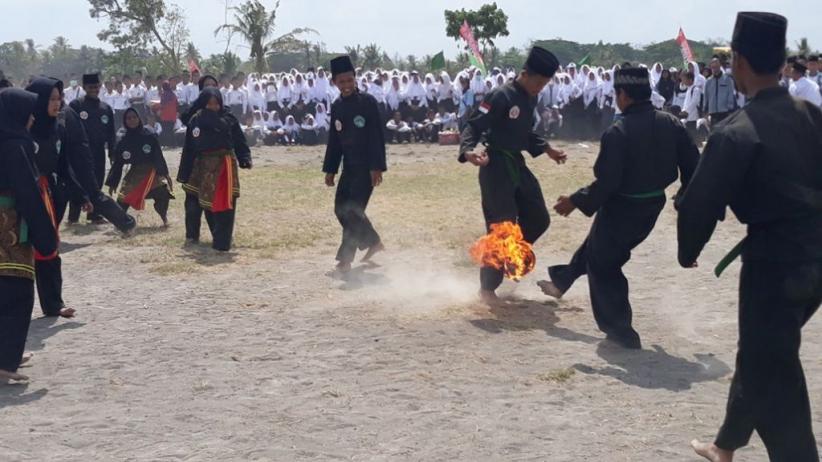 Sepak Bola Api Ramaikan Peringatan Hari Santri Nasional di Kulonprogo