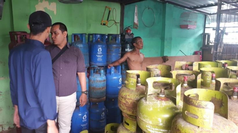 title Gudang Pengoplos Elpiji Digerebek Polisi, Puluhan Tabung Diamankan Gudang Pengoplos Elpiji Digerebek Polisi, Puluhan Tabung Diamankan