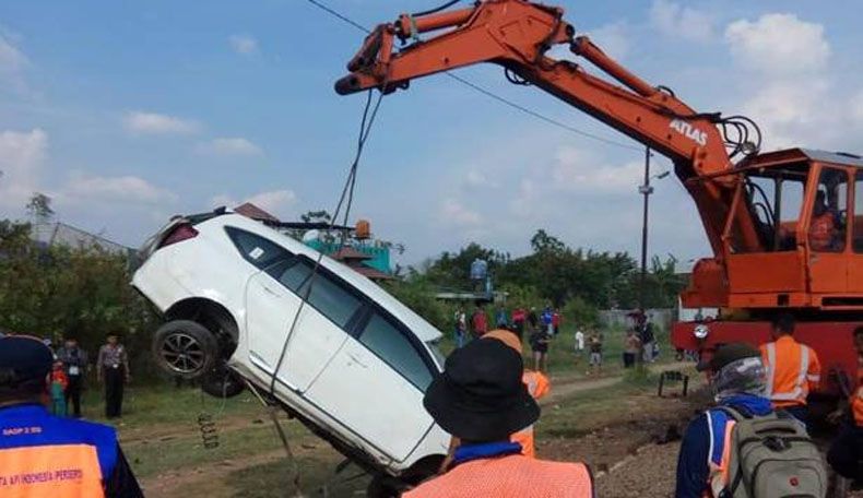 Terobos Perlintasan, Minibus Ditabrak KA Serayu di Cimekar, 1 Tewas