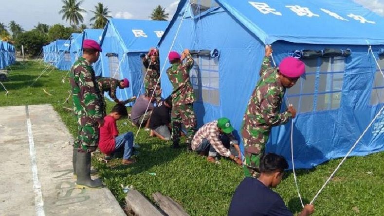 Prajurit TNI dan Warga Bangun Ratusan Tenda Pengungsian di Donggala
