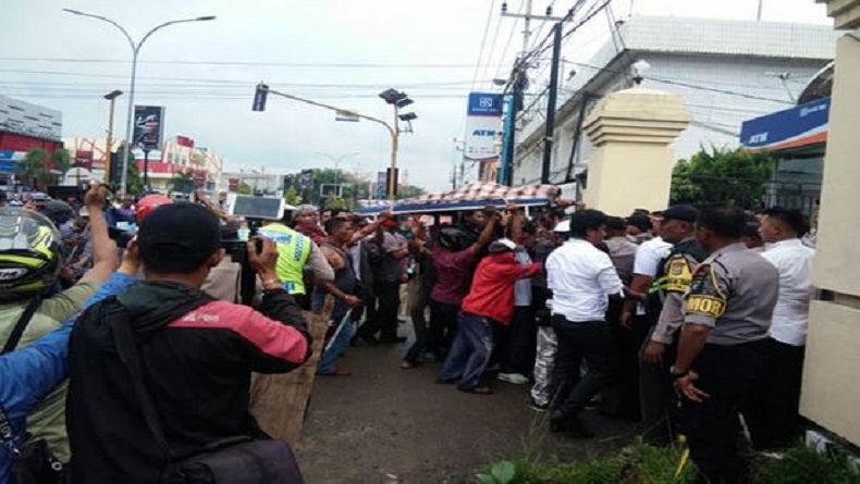 Warga Perantauan Arak Jenazah Korban Penganiayaan ke Polres Sorong
